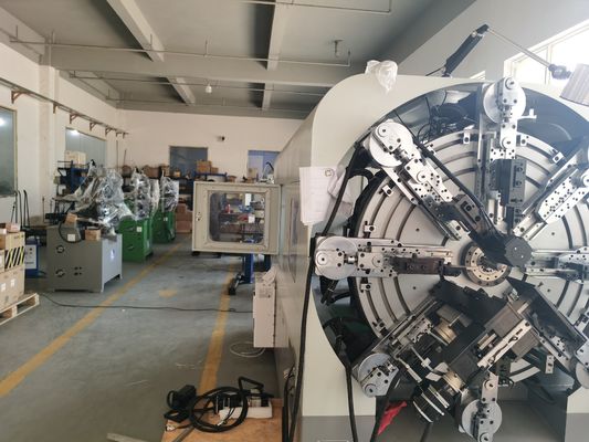 Wielofunkcyjna maszyna do zwijania sprężyn CNC z systemami cewek obrotowych drutu