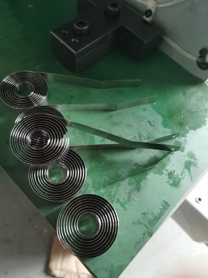 Maszyna do formowania sprężyn CNC o mocy 5,5 kW Opcjonalne systemy ręczne i rozwijające 200 kg